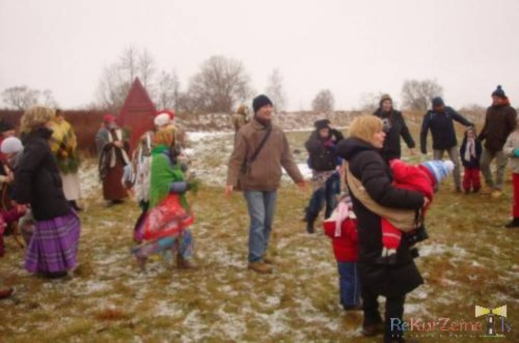 Nīcas tūrisma centra vadītāja Dace Vecbaštika aicināja mūs atzīmēt svinamo Sveču dienu pirmajā februāra sestdienā Bārtas upes krastā. Kamēr karsējās liepziedu tēja, pasākuma dalībnieki Bārtas krastā lēca ķekatās, gāja rotaļās un baudīja...
Autors: ReKurZeme, portāls