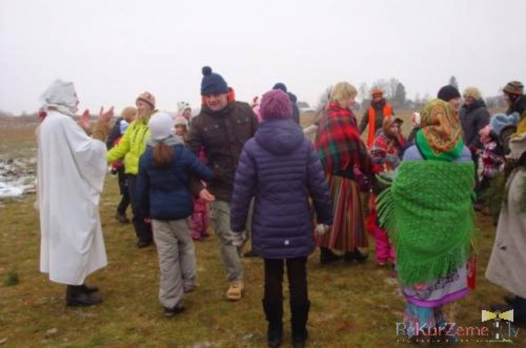 Nīcas tūrisma centra vadītāja Dace Vecbaštika aicināja mūs atzīmēt svinamo Sveču dienu pirmajā februāra sestdienā Bārtas upes krastā. Kamēr karsējās liepziedu tēja, pasākuma dalībnieki Bārtas krastā lēca ķekatās, gāja rotaļās un baudīja...
Autors: ReKurZeme, portāls