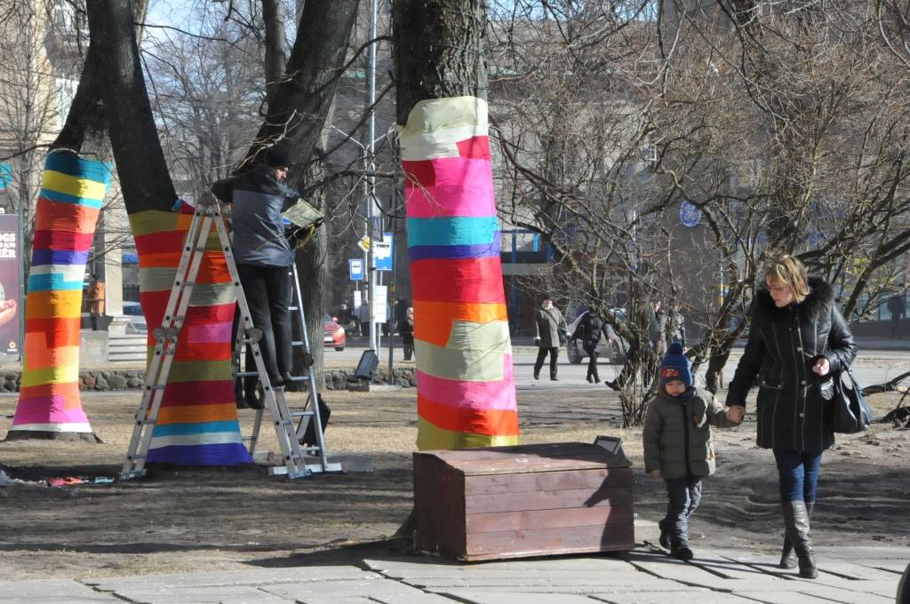 Liepājas centrā jau manāmi simboliski Lieldienu tēli.

Lieldienas šogad atzīmē 31.martā un 1.aprīlī.

„Šopavasar, tāpat kā iepriekšējos gadus, liekot lietā radošo izdomu, ir papildināti esošie rotājumi. Taču, mainot to atrašanās vietu vai...
Autors: ReKurZeme, portāls