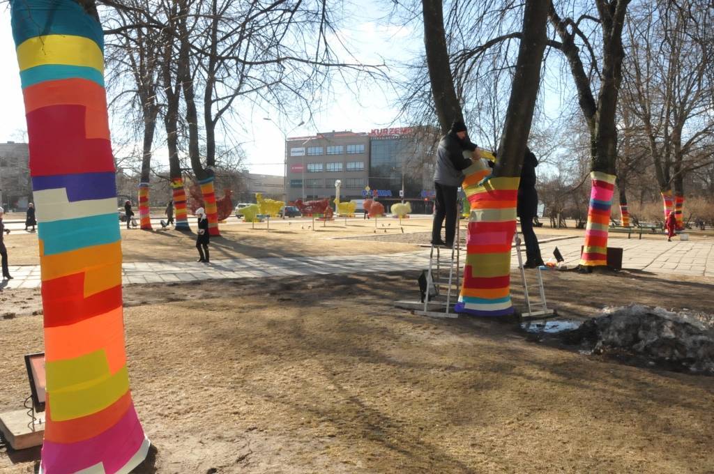 Liepājas centrā jau manāmi simboliski Lieldienu tēli.

Lieldienas šogad atzīmē 31.martā un 1.aprīlī.

„Šopavasar, tāpat kā iepriekšējos gadus, liekot lietā radošo izdomu, ir papildināti esošie rotājumi. Taču, mainot to atrašanās vietu vai...
Autors: ReKurZeme, portāls