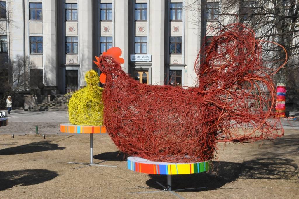 Liepājas centrā jau manāmi simboliski Lieldienu tēli.

Lieldienas šogad atzīmē 31.martā un 1.aprīlī.

„Šopavasar, tāpat kā iepriekšējos gadus, liekot lietā radošo izdomu, ir papildināti esošie rotājumi. Taču, mainot to atrašanās vietu vai...
Autors: ReKurZeme, portāls