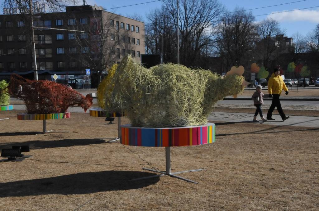Liepājas centrā jau manāmi simboliski Lieldienu tēli.

Lieldienas šogad atzīmē 31.martā un 1.aprīlī.

„Šopavasar, tāpat kā iepriekšējos gadus, liekot lietā radošo izdomu, ir papildināti esošie rotājumi. Taču, mainot to atrašanās vietu vai...
Autors: ReKurZeme, portāls