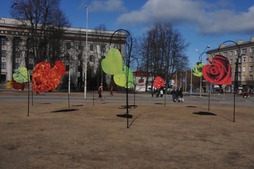 Liepājas centrā jau manāmi simboliski Lieldienu tēli.

Lieldienas šogad atzīmē 31.martā un 1.aprīlī.

„Šopavasar, tāpat kā iepriekšējos gadus, liekot lietā radošo izdomu, ir papildināti esošie rotājumi. Taču, mainot to atrašanās vietu vai...
Autors: ReKurZeme, portāls