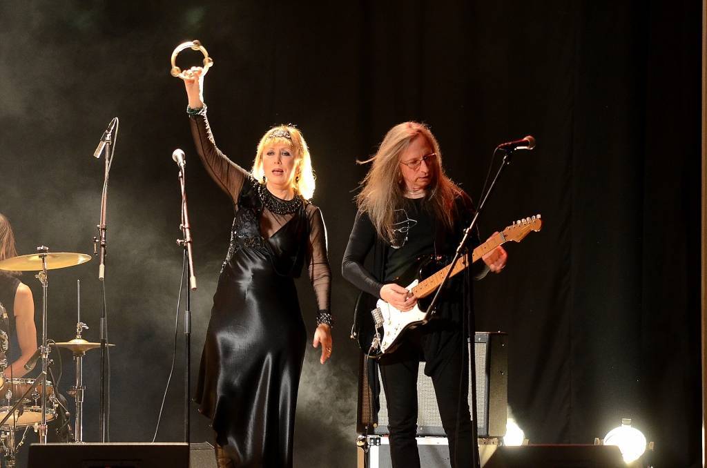 23. martā grupa "Pērkons" koncertturnejas "Sapumpurots zars" laikā viesojās Kuldīgas Kultūras centrā. Grupa koncertos dodas par godu dziedātajas Ievas Akurāteres un komponista Jura Kulakova 55 gadu jubilejai. 2. augustā "Pērkons" uzstāsies...
Autors: Uldis Dobelis