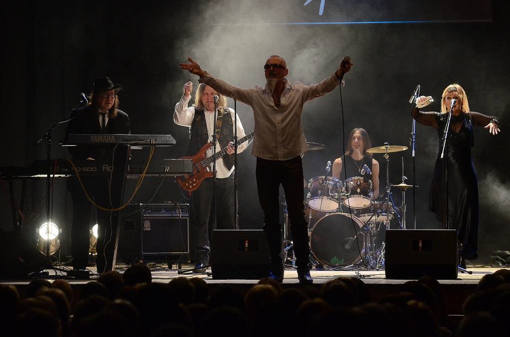23. martā grupa "Pērkons" koncertturnejas "Sapumpurots zars" laikā viesojās Kuldīgas Kultūras centrā. Grupa koncertos dodas par godu dziedātajas Ievas Akurāteres un komponista Jura Kulakova 55 gadu jubilejai. 2. augustā "Pērkons" uzstāsies...
Autors: Uldis Dobelis