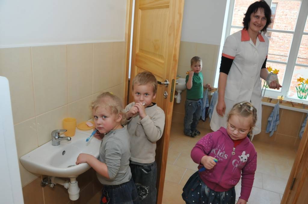 Pirmo gadu Virgas pamatskolā ir pirmsskolas izglītības grupiņa bērniem no diviem līdz pieciem gadiem. 16 bērniem domātajā grupiņā vēl ir kāda brīva vieta. Kamēr Lieldienu dekori vēl tikai top, izstādēs var skatīt sniegavīrus un keramikas...
Autors: Ilze Vainovska