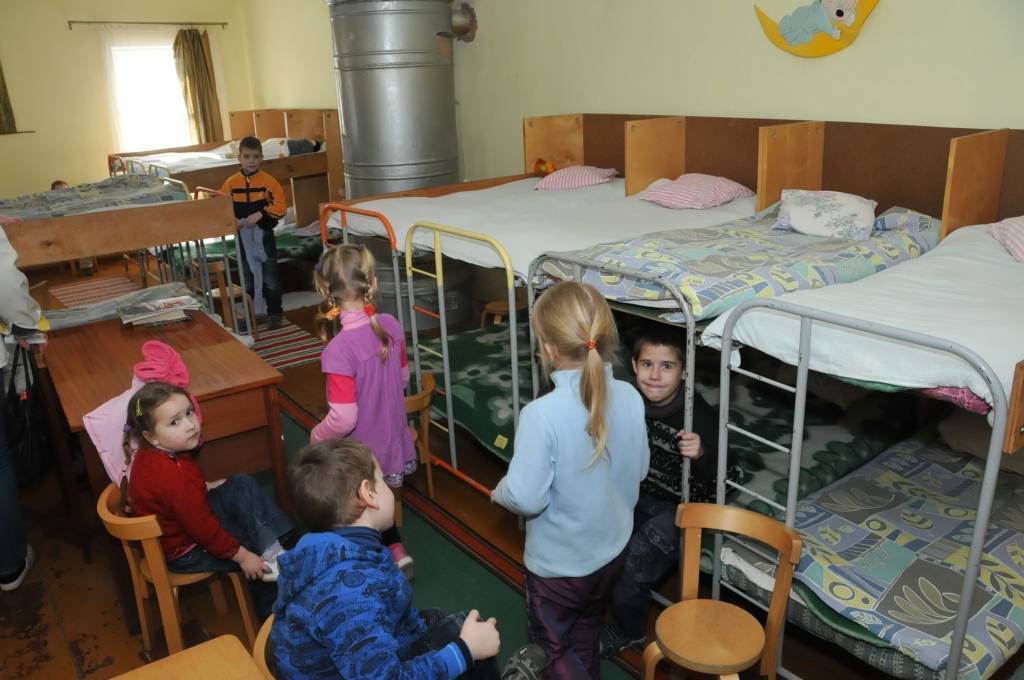 Pirmo gadu Virgas pamatskolā ir pirmsskolas izglītības grupiņa bērniem no diviem līdz pieciem gadiem. 16 bērniem domātajā grupiņā vēl ir kāda brīva vieta. Kamēr Lieldienu dekori vēl tikai top, izstādēs var skatīt sniegavīrus un keramikas...
Autors: Ilze Vainovska