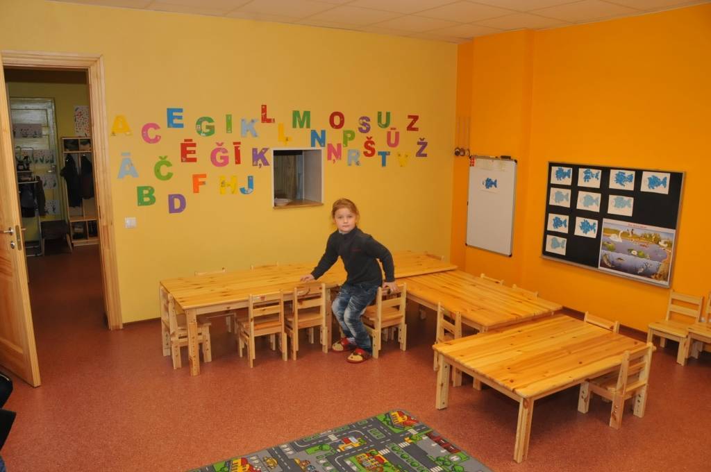 Pirmo gadu Virgas pamatskolā ir pirmsskolas izglītības grupiņa bērniem no diviem līdz pieciem gadiem. 16 bērniem domātajā grupiņā vēl ir kāda brīva vieta. Kamēr Lieldienu dekori vēl tikai top, izstādēs var skatīt sniegavīrus un keramikas...
Autors: Ilze Vainovska