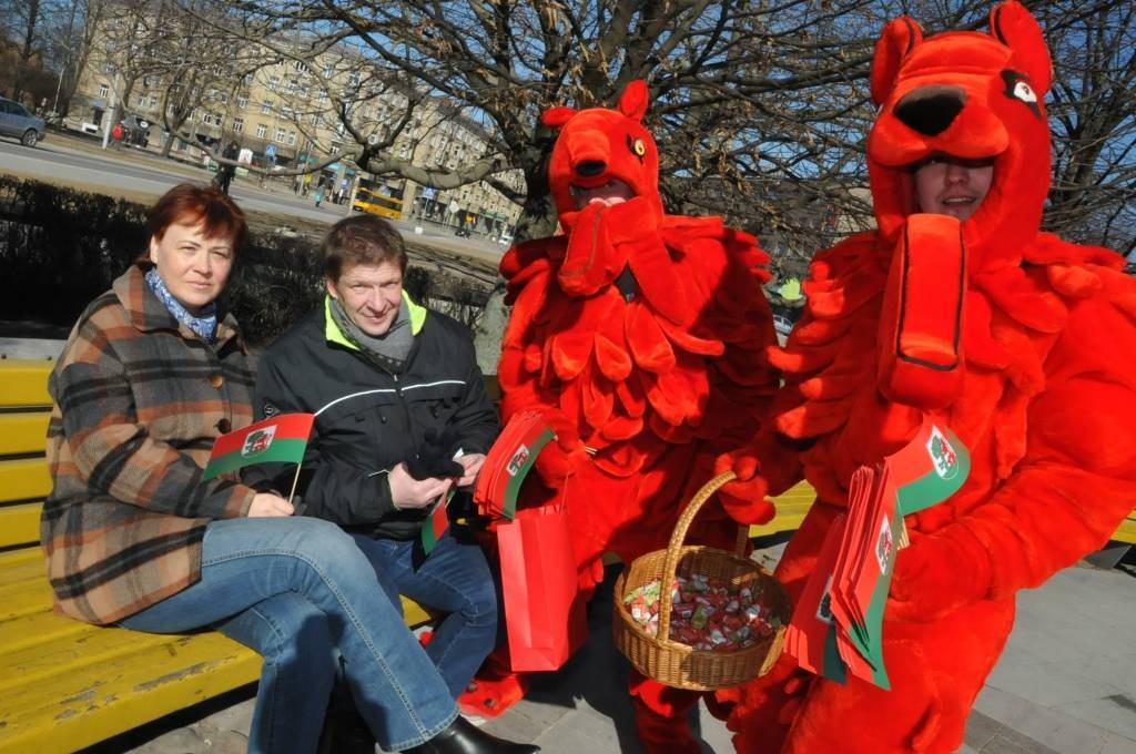 Šodien, 18. martā, Liepājā, Rožu laukumā, tika filmēti video sveicieni pilsētas 388. jubilejā, lai kopā radītu svētku īpašo atmosfēru un vairotu piederības sajūtu savai pilsētai.
Autors: ReKurZeme, portāls