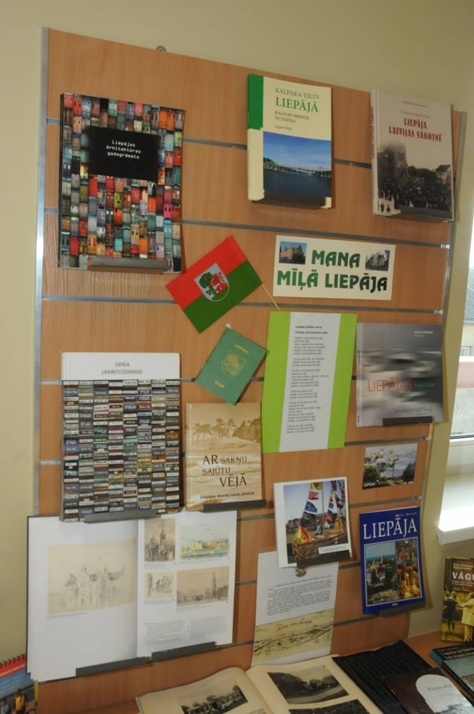 Bērnu bibliotēkā "Vecliepājas Rūķis" skatāma literatūras izstāde par Liepājas arhitektūru - par Liepāju: kādu redzam, saprotam, pieņemam un mīlam.
Izstādes nosaukums "Mana mīļā Liepāja".
Autors: ReKurZeme, portāls