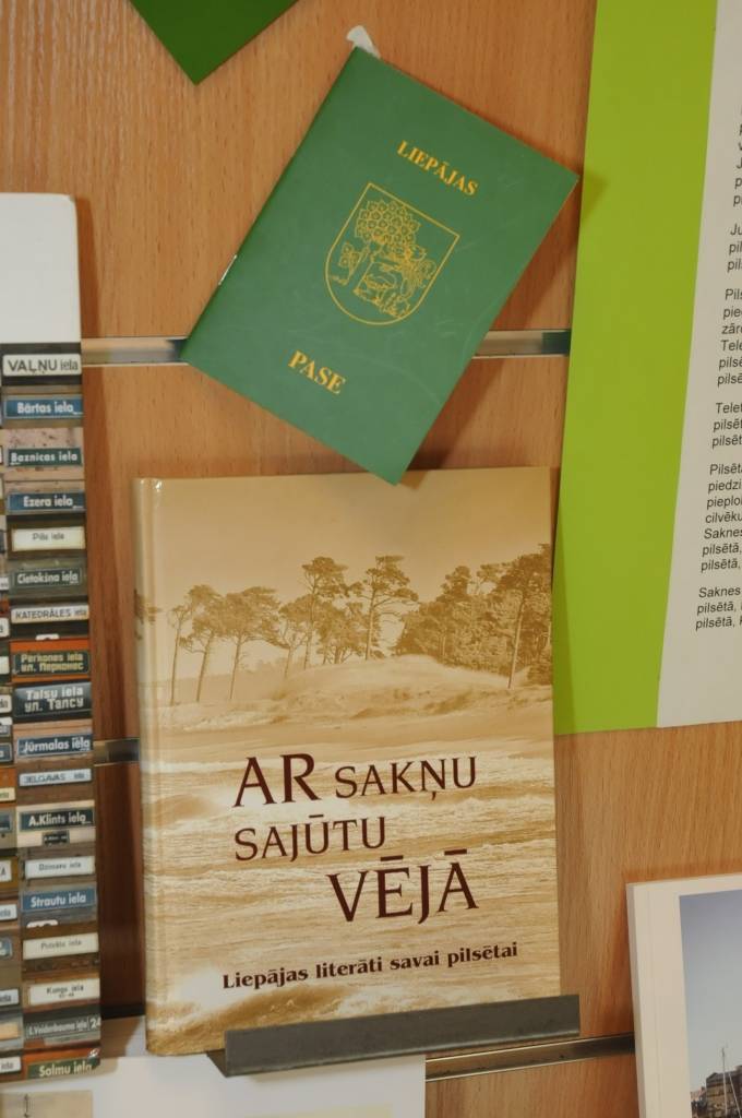 Bērnu bibliotēkā "Vecliepājas Rūķis" skatāma literatūras izstāde par Liepājas arhitektūru - par Liepāju: kādu redzam, saprotam, pieņemam un mīlam.
Izstādes nosaukums "Mana mīļā Liepāja".
Autors: ReKurZeme, portāls