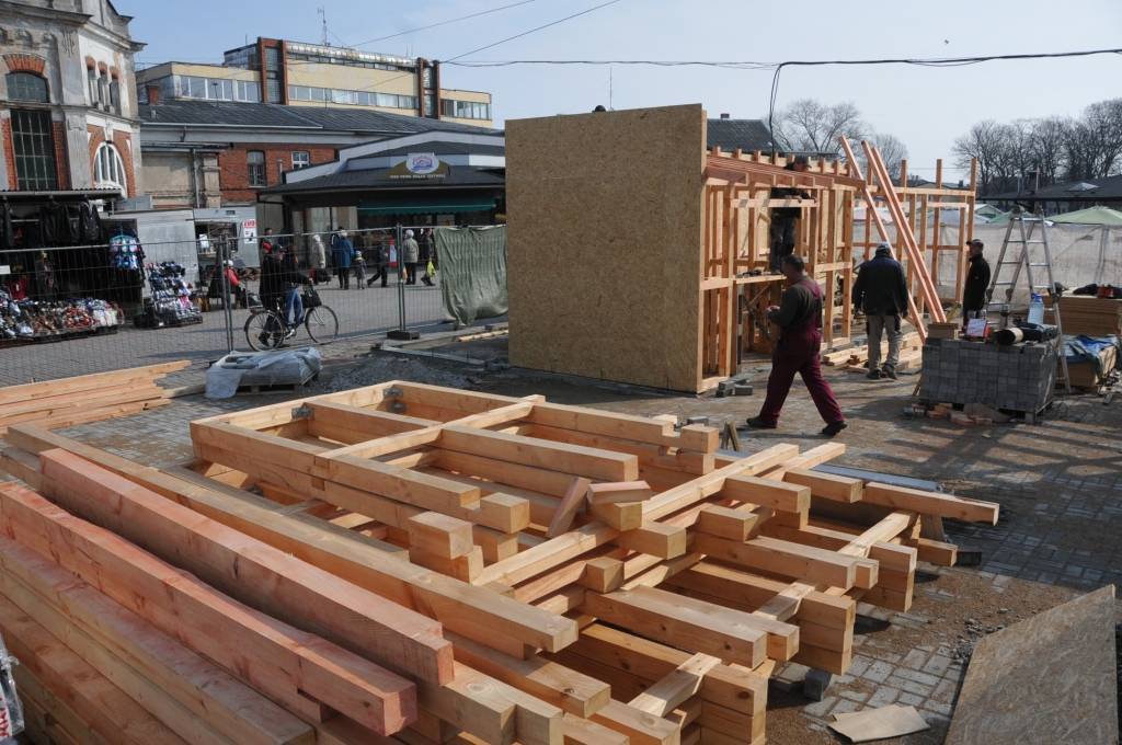 Pētertirgus daļā, kur atradās apģērba, apavu un dažādu nepārtikas preču tirgotavas, turpinās rekonstrukcija. 

Jau tiek uzstādītas jauno tirdzniecības vietu koka nojumes.

Vispirms no būdām atbrīvotais laukums tika nobruģēts. Tagad  tur...
Autors: ReKurZeme, portāls