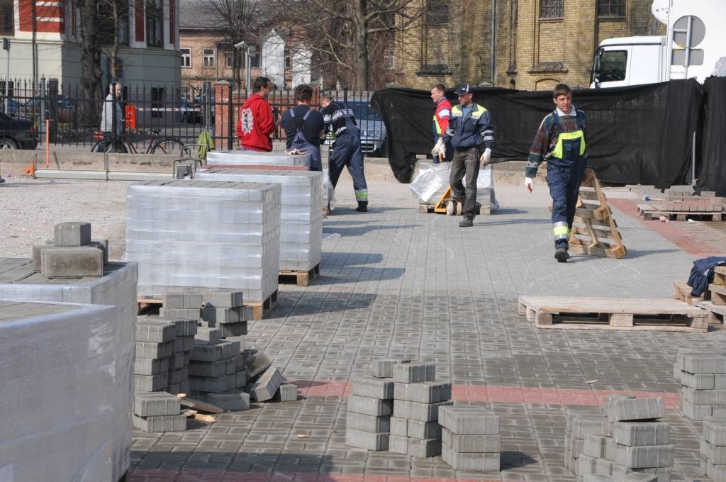 Pētertirgus daļā, kur atradās apģērba, apavu un dažādu nepārtikas preču tirgotavas, turpinās rekonstrukcija.
Jau tiek uzstādītas jauno tirdzniecības vietu koka nojumes.
Vispirms no būdām atbrīvotais laukums tika nobruģēts. Tagad tur...
Autors: ReKurZeme, portāls