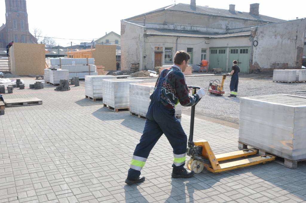 Pētertirgus daļā, kur atradās apģērba, apavu un dažādu nepārtikas preču tirgotavas, turpinās rekonstrukcija.
Jau tiek uzstādītas jauno tirdzniecības vietu koka nojumes.
Vispirms no būdām atbrīvotais laukums tika nobruģēts. Tagad tur...
Autors: ReKurZeme, portāls