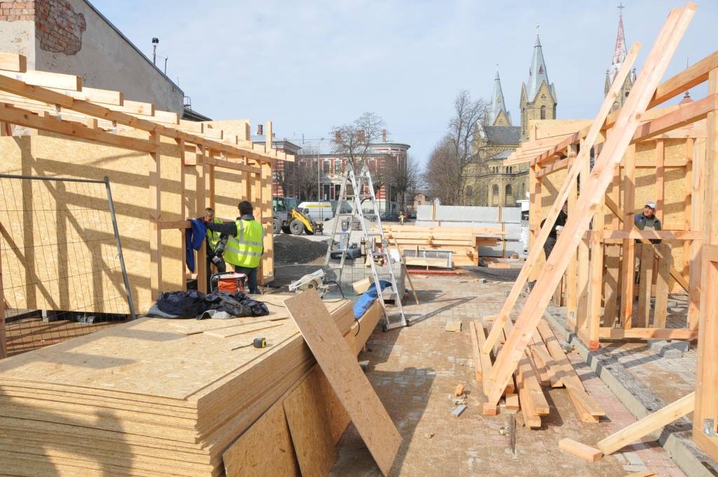 Pētertirgus daļā, kur atradās apģērba, apavu un dažādu nepārtikas preču tirgotavas, turpinās rekonstrukcija.
Jau tiek uzstādītas jauno tirdzniecības vietu koka nojumes.
Vispirms no būdām atbrīvotais laukums tika nobruģēts. Tagad tur...
Autors: ReKurZeme, portāls