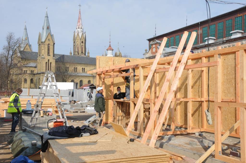 Pētertirgus daļā, kur atradās apģērba, apavu un dažādu nepārtikas preču tirgotavas, turpinās rekonstrukcija.
Jau tiek uzstādītas jauno tirdzniecības vietu koka nojumes.
Vispirms no būdām atbrīvotais laukums tika nobruģēts. Tagad tur...
Autors: ReKurZeme, portāls