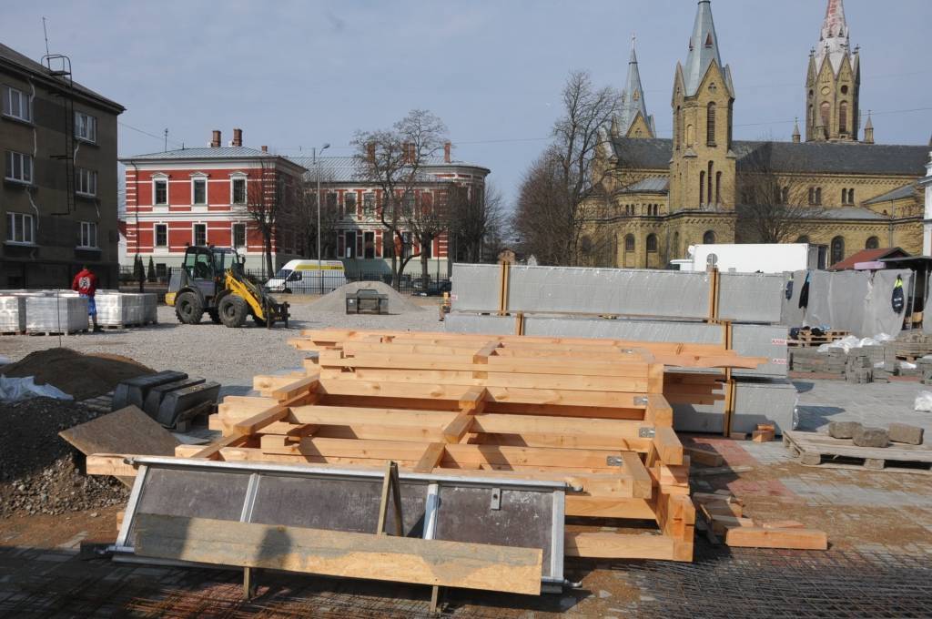 Pētertirgus daļā, kur atradās apģērba, apavu un dažādu nepārtikas preču tirgotavas, turpinās rekonstrukcija.
Jau tiek uzstādītas jauno tirdzniecības vietu koka nojumes.
Vispirms no būdām atbrīvotais laukums tika nobruģēts. Tagad tur...
Autors: ReKurZeme, portāls