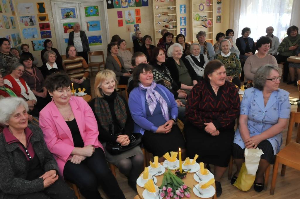 Otrdien, 9. aprīlī, Krotes Kronvalda Ata pamatskolā notika tradicionālais svētku lielkoncerts un mielasts vecvecākiem un pagasta pensionāriem. Priekšnesumus bija sagatavojuši gan klašu audzēkņi, gan pirmsskolnieki, savukārt pēc koncerta...
Autors: Ilze Vainovska