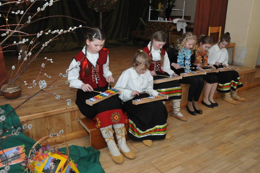 Otrdien, 9. aprīlī, Krotes Kronvalda Ata pamatskolā notika tradicionālais svētku lielkoncerts un mielasts vecvecākiem un pagasta pensionāriem. Priekšnesumus bija sagatavojuši gan klašu audzēkņi, gan pirmsskolnieki, savukārt pēc koncerta...
Autors: Ilze Vainovska