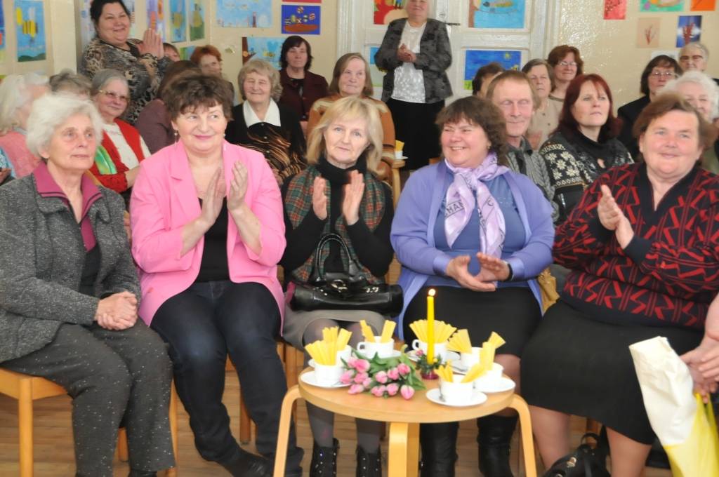 Otrdien, 9. aprīlī, Krotes Kronvalda Ata pamatskolā notika tradicionālais svētku lielkoncerts un mielasts vecvecākiem un pagasta pensionāriem. Priekšnesumus bija sagatavojuši gan klašu audzēkņi, gan pirmsskolnieki, savukārt pēc koncerta...
Autors: Ilze Vainovska