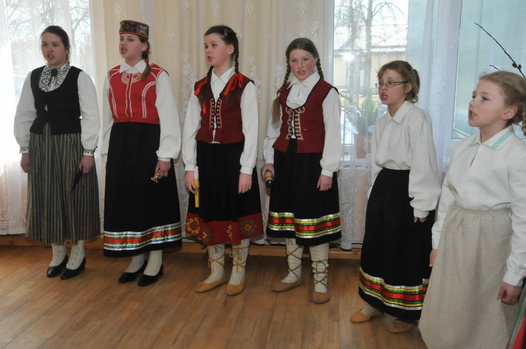 Otrdien, 9. aprīlī, Krotes Kronvalda Ata pamatskolā notika tradicionālais svētku lielkoncerts un mielasts vecvecākiem un pagasta pensionāriem. Priekšnesumus bija sagatavojuši gan klašu audzēkņi, gan pirmsskolnieki, savukārt pēc koncerta...
Autors: Ilze Vainovska
