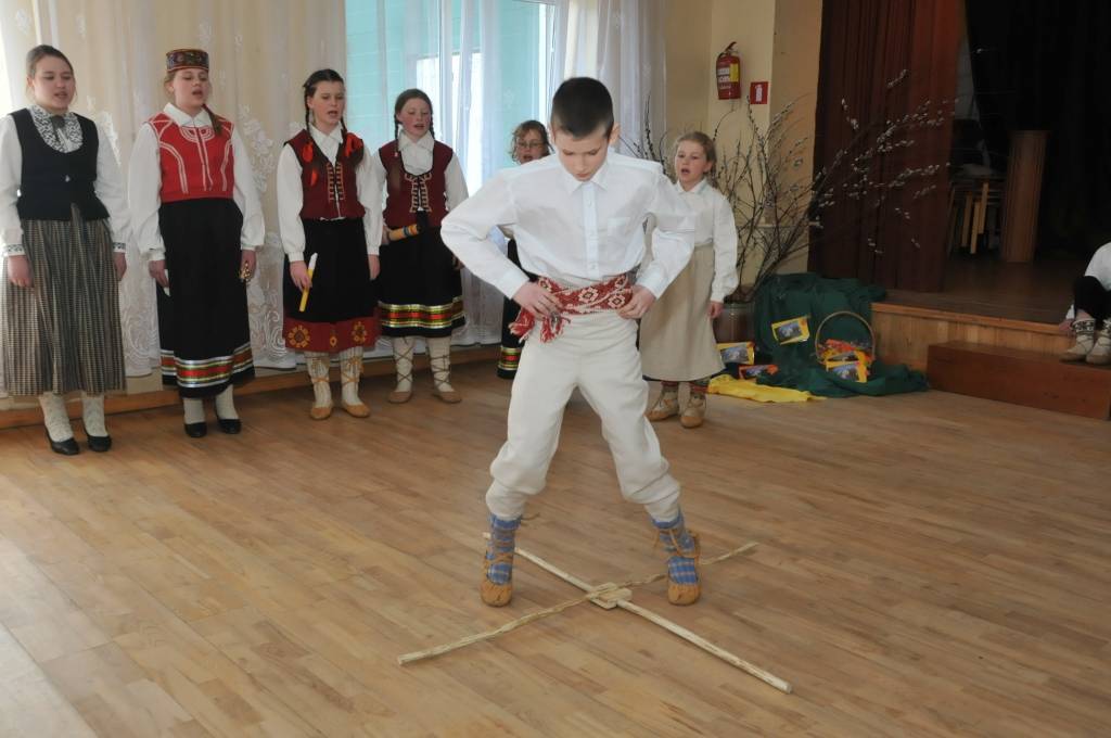 Otrdien, 9. aprīlī, Krotes Kronvalda Ata pamatskolā notika tradicionālais svētku lielkoncerts un mielasts vecvecākiem un pagasta pensionāriem. Priekšnesumus bija sagatavojuši gan klašu audzēkņi, gan pirmsskolnieki, savukārt pēc koncerta...
Autors: Ilze Vainovska