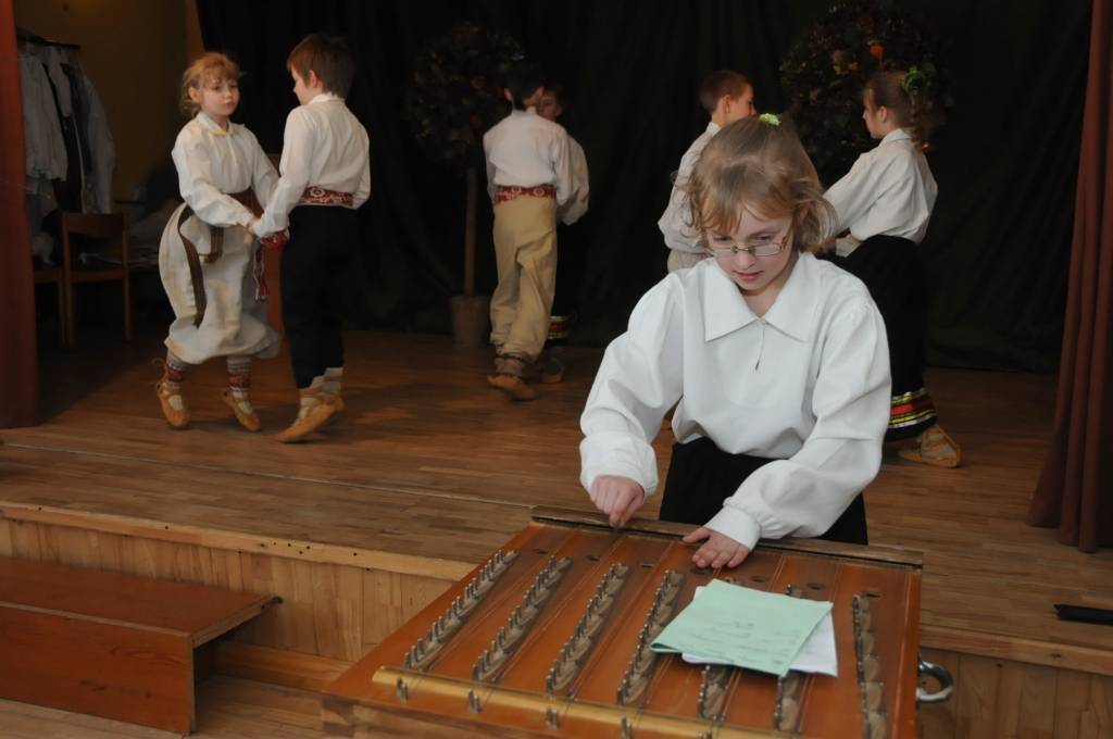 Otrdien, 9. aprīlī, Krotes Kronvalda Ata pamatskolā notika tradicionālais svētku lielkoncerts un mielasts vecvecākiem un pagasta pensionāriem. Priekšnesumus bija sagatavojuši gan klašu audzēkņi, gan pirmsskolnieki, savukārt pēc koncerta...
Autors: Ilze Vainovska