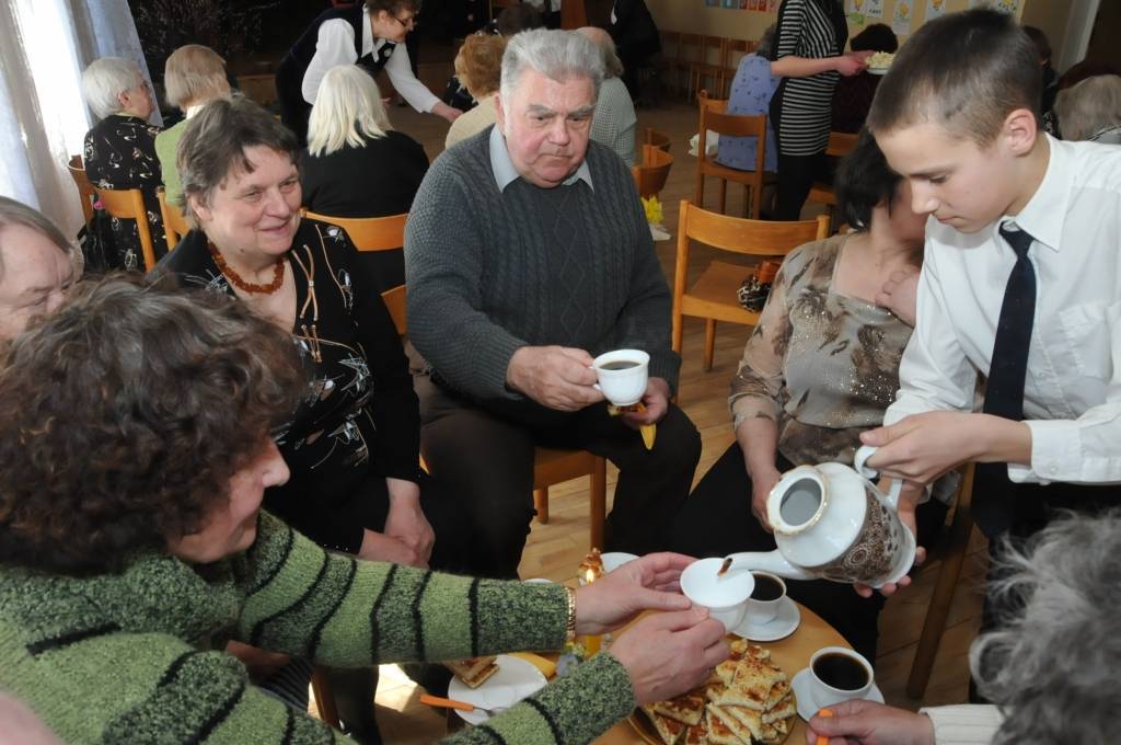 Otrdien, 9. aprīlī, Krotes Kronvalda Ata pamatskolā notika tradicionālais svētku lielkoncerts un mielasts vecvecākiem un pagasta pensionāriem. Priekšnesumus bija sagatavojuši gan klašu audzēkņi, gan pirmsskolnieki, savukārt pēc koncerta...
Autors: Ilze Vainovska