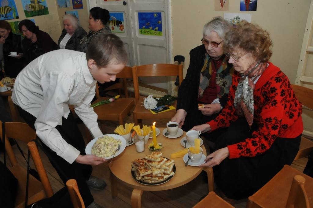Otrdien, 9. aprīlī, Krotes Kronvalda Ata pamatskolā notika tradicionālais svētku lielkoncerts un mielasts vecvecākiem un pagasta pensionāriem. Priekšnesumus bija sagatavojuši gan klašu audzēkņi, gan pirmsskolnieki, savukārt pēc koncerta...
Autors: Ilze Vainovska
