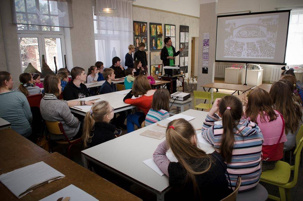 Liepājas mākslas vidusskolas struktūrvienībā Liepājas Bērnu mākslas skolā sadarbībā ar XXV Vispārējo latviešu Dziesmu un XV Deju svētku organizatoru Latvijas Nacionālais kultūras centru 8. aprīlī notika radošās darbnīcas, kuras vadīja...
Autors: ReKurZeme, portāls