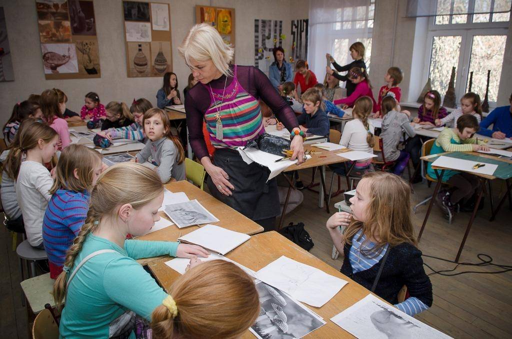 Liepājas mākslas vidusskolas struktūrvienībā Liepājas Bērnu mākslas skolā sadarbībā ar XXV Vispārējo latviešu Dziesmu un XV Deju svētku organizatoru Latvijas Nacionālais kultūras centru 8. aprīlī notika radošās darbnīcas, kuras vadīja...
Autors: ReKurZeme, portāls