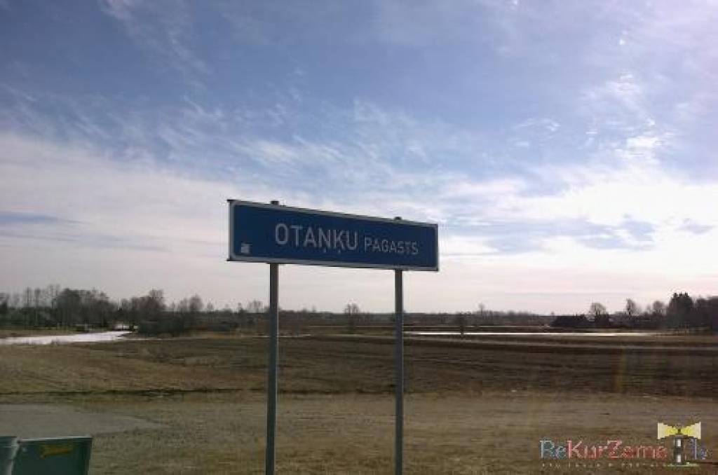 Fotoieskats Bārtas krastos Nīcas apkaimē, kur manāmas gan kūlas dedzināšanas pēdas, gan daži zemledus makšķernieki uz visai plānā upes ledus. Visticamāk, ka ievērojama ūdens līmens celšanās šeit nebūs, jo ledus kūst pamazām.
Autors: ReKurZeme, portāls