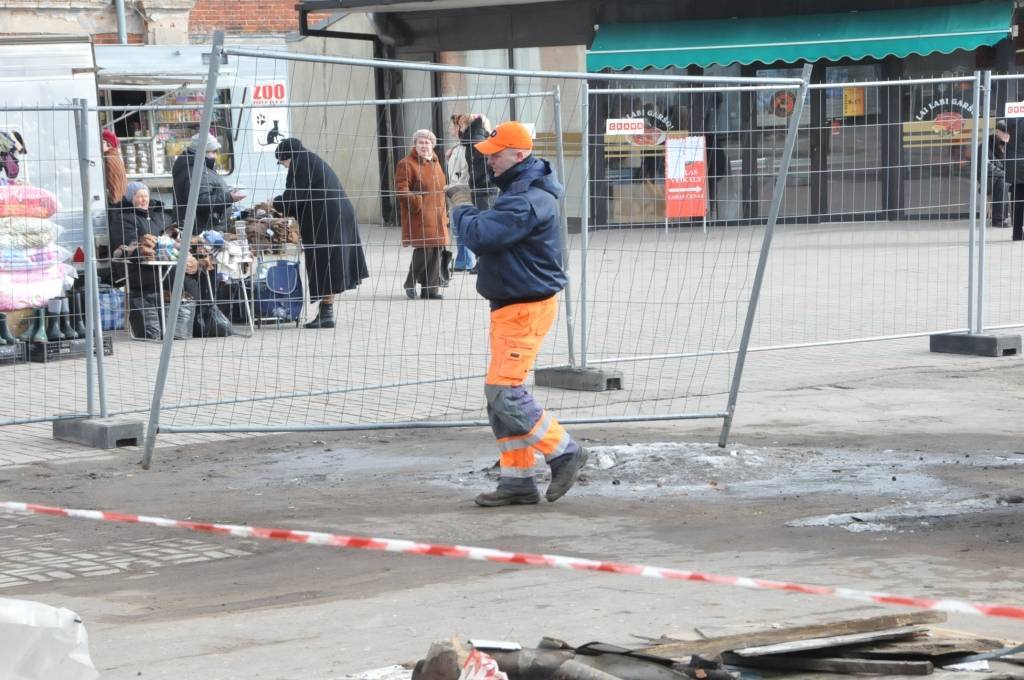 Pētertirgus daļā, kur atradās apģērba, apavu un dažādu nepārtikas preču tirgotavas, notiek rekonstrukcija.
Daļa no tirdzniecības nojumēm pārvietotas uz laukumu, kur pavasarī un vasarā parasti saimnieko stādu audzētāji. Pārdevējas teic,...
Autors: ReKurZeme, portāls