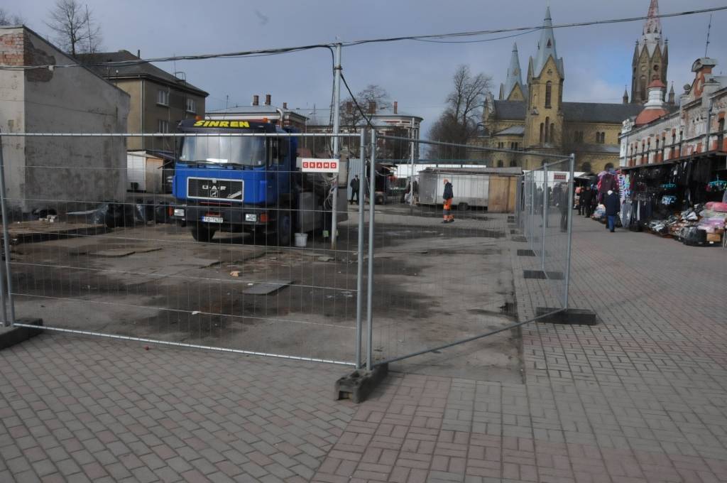 Pētertirgus daļā, kur atradās apģērba, apavu un dažādu nepārtikas preču tirgotavas, notiek rekonstrukcija.
Daļa no tirdzniecības nojumēm pārvietotas uz laukumu, kur pavasarī un vasarā parasti saimnieko stādu audzētāji. Pārdevējas teic,...
Autors: ReKurZeme, portāls