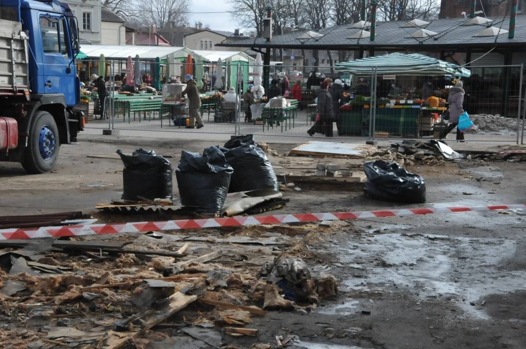Pētertirgus daļā, kur atradās apģērba, apavu un dažādu nepārtikas preču tirgotavas, notiek rekonstrukcija.
Daļa no tirdzniecības nojumēm pārvietotas uz laukumu, kur pavasarī un vasarā parasti saimnieko stādu audzētāji. Pārdevējas teic,...
Autors: ReKurZeme, portāls