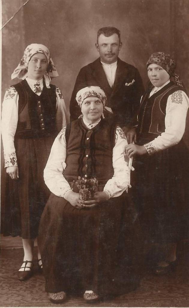 Kristīne Jurjāne ar bērniem Rucavas tautastērpos, Būtiņģe 1930. – tie gadi
Autors: Foto no Liepājas muzeja krājuma