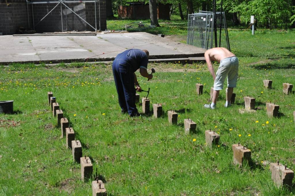 Pāvilostas Upesmuižas estrādē rosās SIA "Kurzemes ceļinieks un būvnieks" strādnieki, kas līdz 5. jūlijam apņēmušies veikt estrādes pārbūves 1. kārtu.
Portāls jau ziņoja, ka Upesmuižas estrāde tika nojaukta un tiks celta no jauna, jo plāns...
Autors: Ieva Kupše