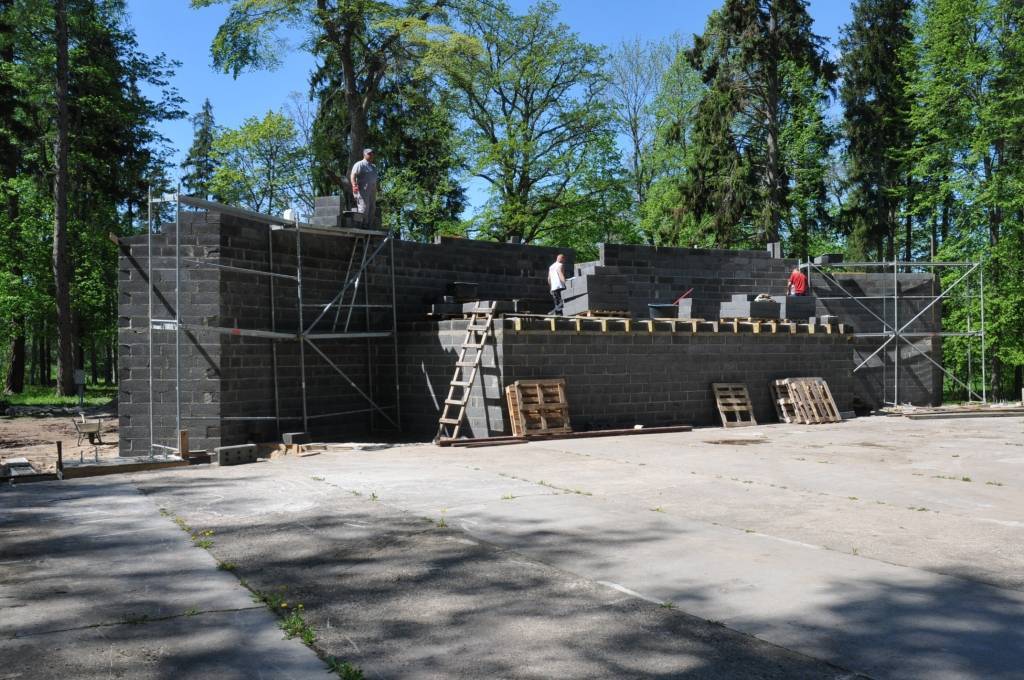 Pāvilostas Upesmuižas estrādē rosās SIA "Kurzemes ceļinieks un būvnieks" strādnieki, kas līdz 5. jūlijam apņēmušies veikt estrādes pārbūves 1. kārtu.
Portāls jau ziņoja, ka Upesmuižas estrāde tika nojaukta un tiks celta no jauna, jo plāns...
Autors: Ieva Kupše