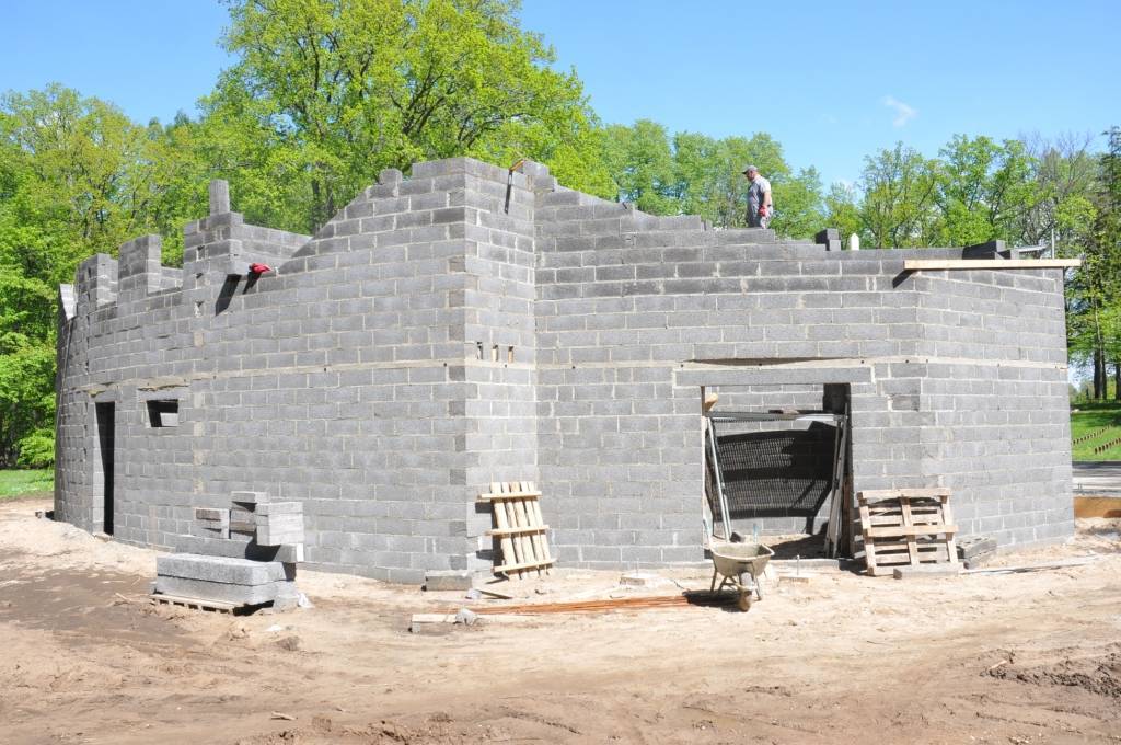 Pāvilostas Upesmuižas estrādē rosās SIA "Kurzemes ceļinieks un būvnieks" strādnieki, kas līdz 5. jūlijam apņēmušies veikt estrādes pārbūves 1. kārtu.
Portāls jau ziņoja, ka Upesmuižas estrāde tika nojaukta un tiks celta no jauna, jo plāns...
Autors: Ieva Kupše