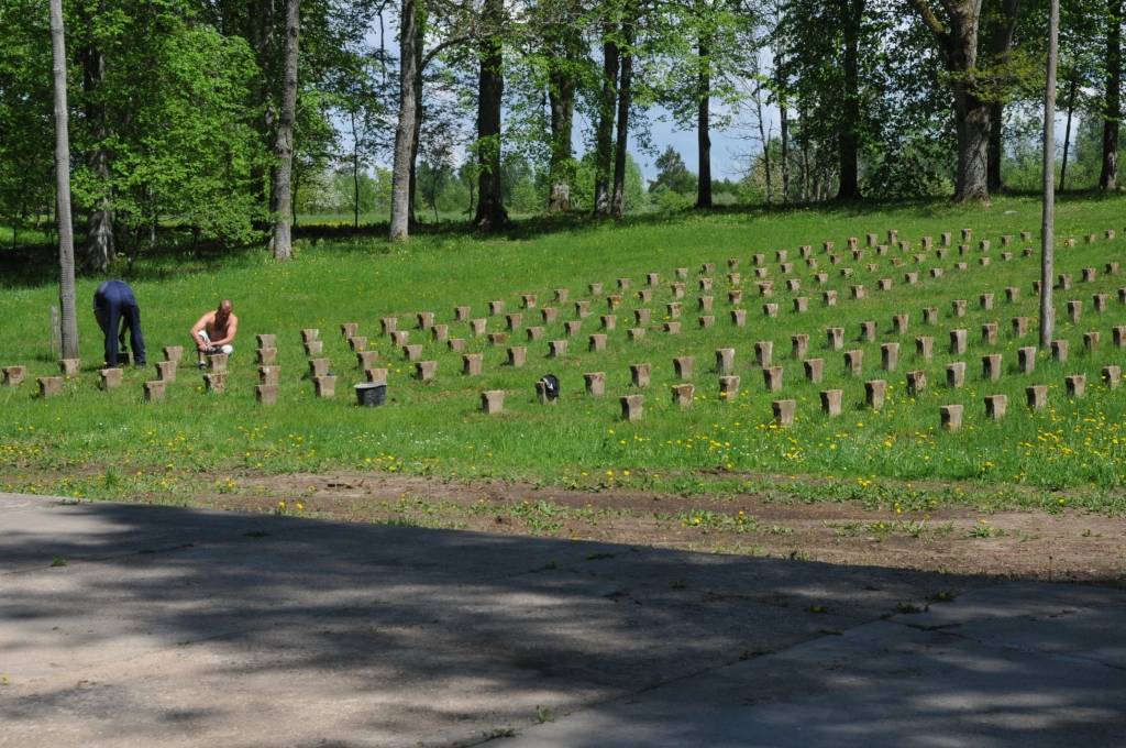 Pāvilostas Upesmuižas estrādē rosās SIA "Kurzemes ceļinieks un būvnieks" strādnieki, kas līdz 5. jūlijam apņēmušies veikt estrādes pārbūves 1. kārtu.
Portāls jau ziņoja, ka Upesmuižas estrāde tika nojaukta un tiks celta no jauna, jo plāns...
Autors: Ieva Kupše