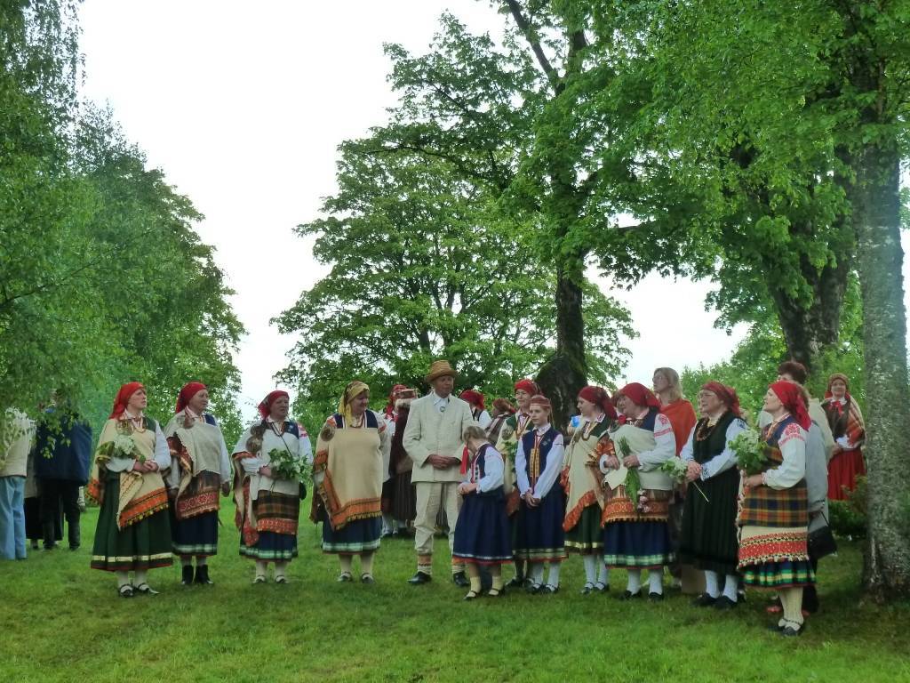 26. maijā pirmo reizi notika Dārza svētki Rucavas Muižas kalnā, kur arī Rucavas etnogrāfiskais ansamblis svinēja savu 30. jubileju. Lielajā sadziedāšanās koncertā bez pašiem jubilāriem piedalījās ansambļi un folkloras kopas no Ipiltes,...
Autors: Ilze Vainovska