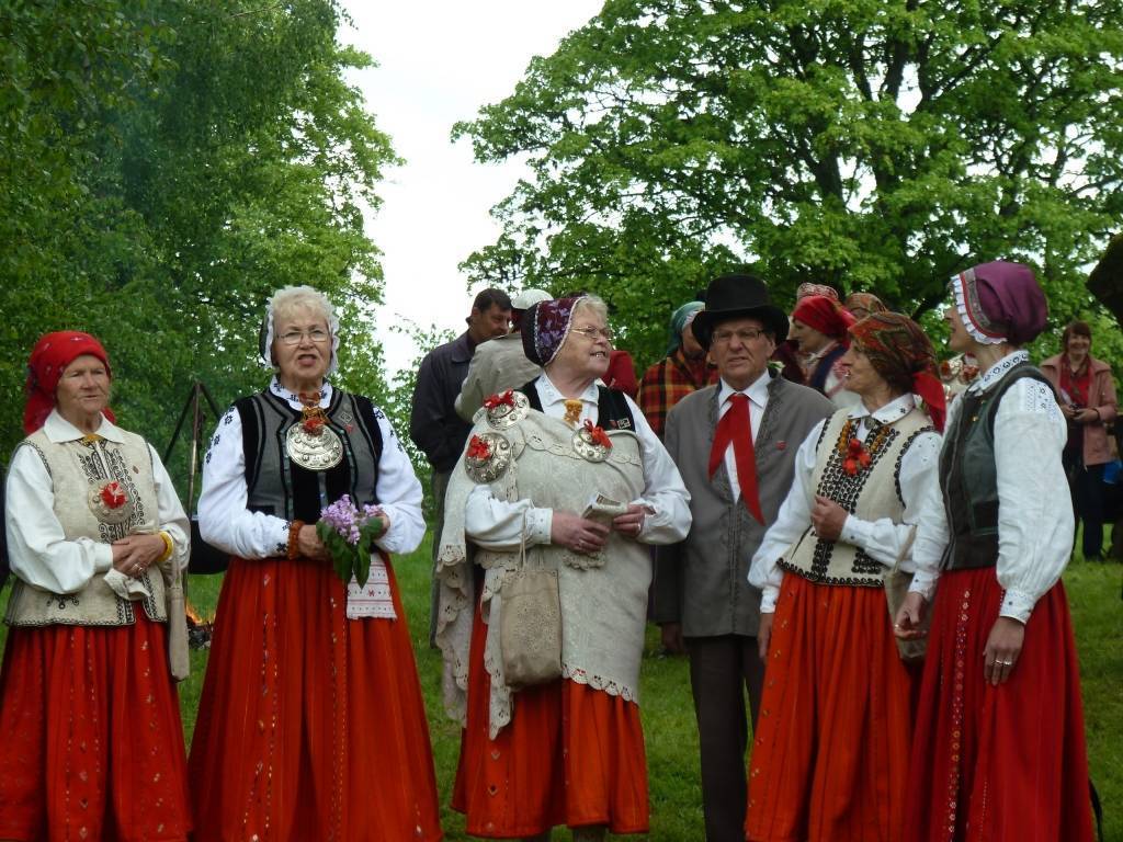 26. maijā pirmo reizi notika Dārza svētki Rucavas Muižas kalnā, kur arī Rucavas etnogrāfiskais ansamblis svinēja savu 30. jubileju. Lielajā sadziedāšanās koncertā bez pašiem jubilāriem piedalījās ansambļi un folkloras kopas no Ipiltes,...
Autors: Ilze Vainovska