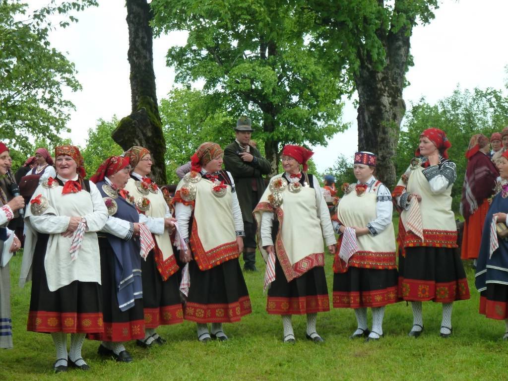 26. maijā pirmo reizi notika Dārza svētki Rucavas Muižas kalnā, kur arī Rucavas etnogrāfiskais ansamblis svinēja savu 30. jubileju. Lielajā sadziedāšanās koncertā bez pašiem jubilāriem piedalījās ansambļi un folkloras kopas no Ipiltes,...
Autors: Ilze Vainovska