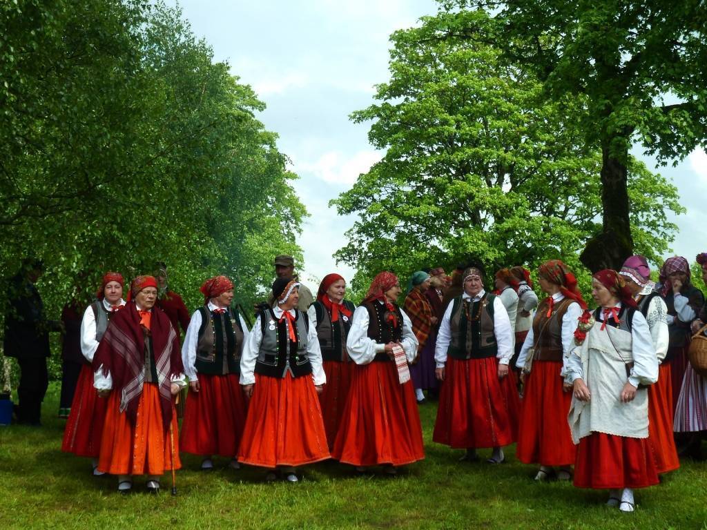 26. maijā pirmo reizi notika Dārza svētki Rucavas Muižas kalnā, kur arī Rucavas etnogrāfiskais ansamblis svinēja savu 30. jubileju. Lielajā sadziedāšanās koncertā bez pašiem jubilāriem piedalījās ansambļi un folkloras kopas no Ipiltes,...
Autors: Ilze Vainovska