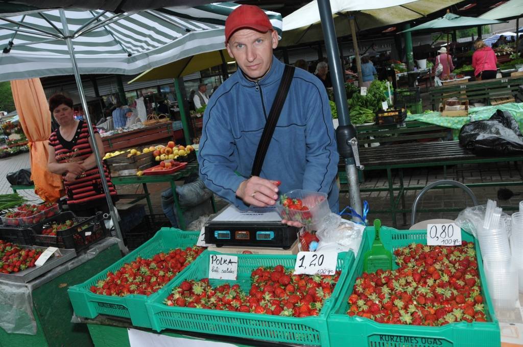 Šonedēļ Liepājas Pētertirgū nopērkamas pirmās vietējās zemenes. Zinātāji teic, ka tās jau atveduši audzētāji no Purmsātiem, Rucavas, būšot arī no Nīgrandes. Viena no pirmajiem gardās ogas piedāvā ZS “Muižlejas” no Jūrkalnes. Saimnieks...
Autors: ReKurZeme, portāls