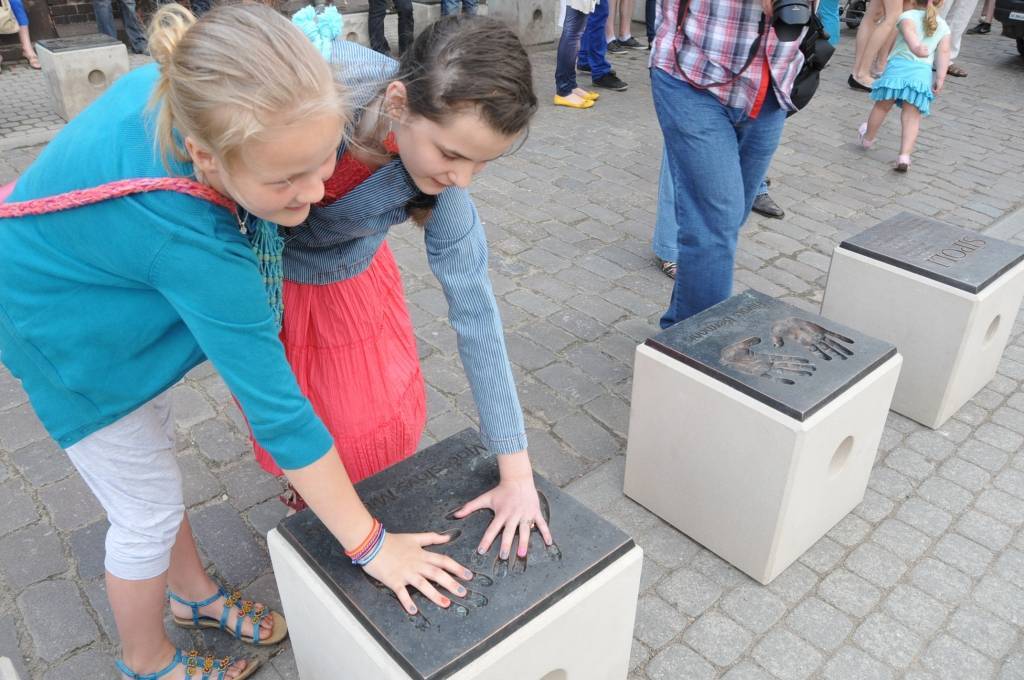 18. maijā Liepājā, Zivju ielā, notika svinīgs pasākums, kurā Latvijas mūzikas slavas alejā tika uzņemti jauni mūziķi.
Autors: ReKurZeme, portāls