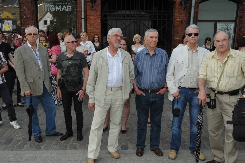 18. maijā Liepājā, Zivju ielā, notika svinīgs pasākums, kurā Latvijas mūzikas slavas alejā tika uzņemti jauni mūziķi.
Autors: ReKurZeme, portāls