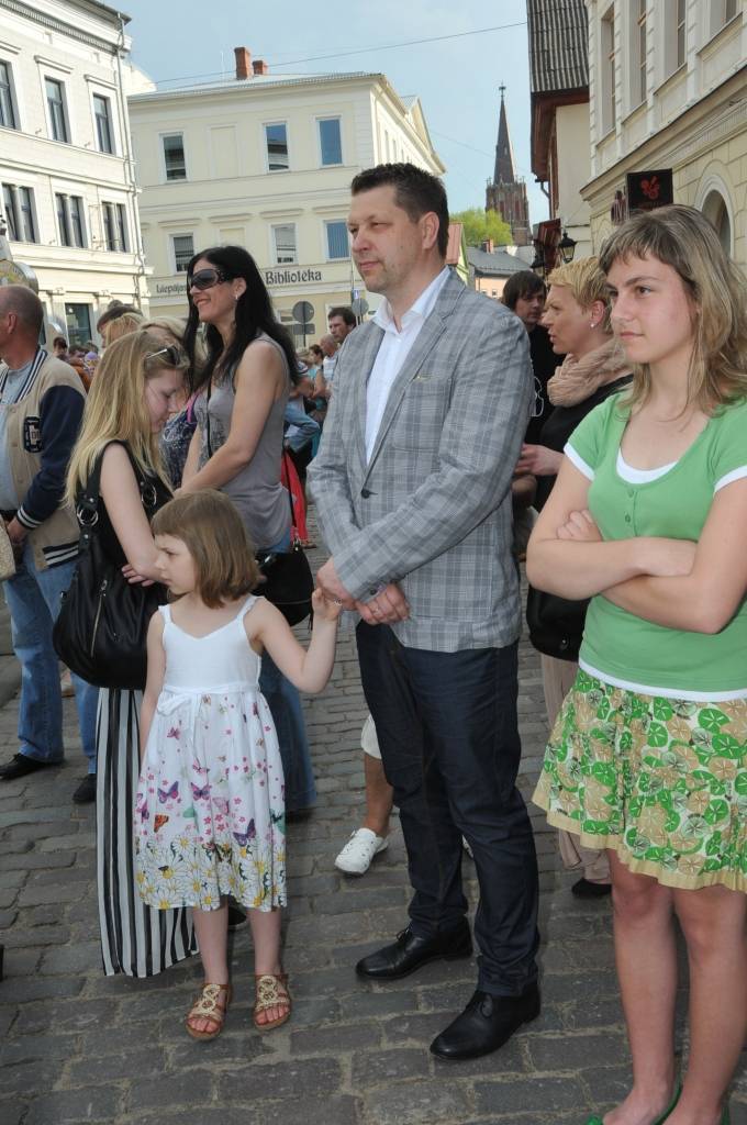 18. maijā Liepājā, Zivju ielā, notika svinīgs pasākums, kurā Latvijas mūzikas slavas alejā tika uzņemti jauni mūziķi.
Autors: ReKurZeme, portāls