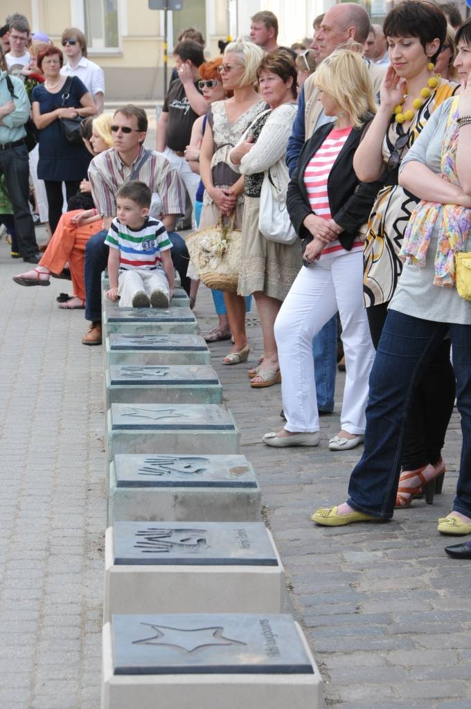 18. maijā Liepājā, Zivju ielā, notika svinīgs pasākums, kurā Latvijas mūzikas slavas alejā tika uzņemti jauni mūziķi.
Autors: ReKurZeme, portāls