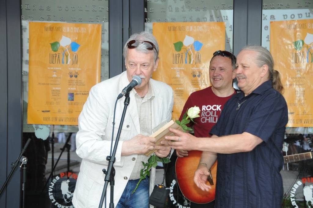 18. maijā Liepājā, Zivju ielā, notika svinīgs pasākums, kurā Latvijas mūzikas slavas alejā tika uzņemti jauni mūziķi.
Autors: ReKurZeme, portāls